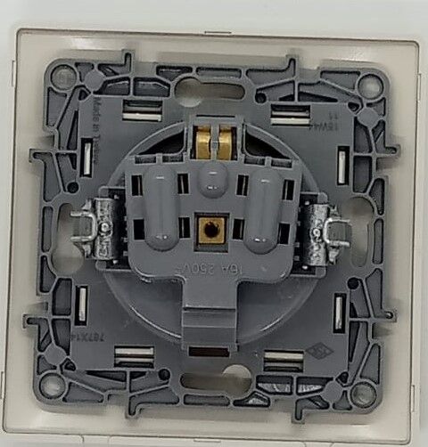 LEGRAND SALBEI TOPRAKLI PRİZ KREM